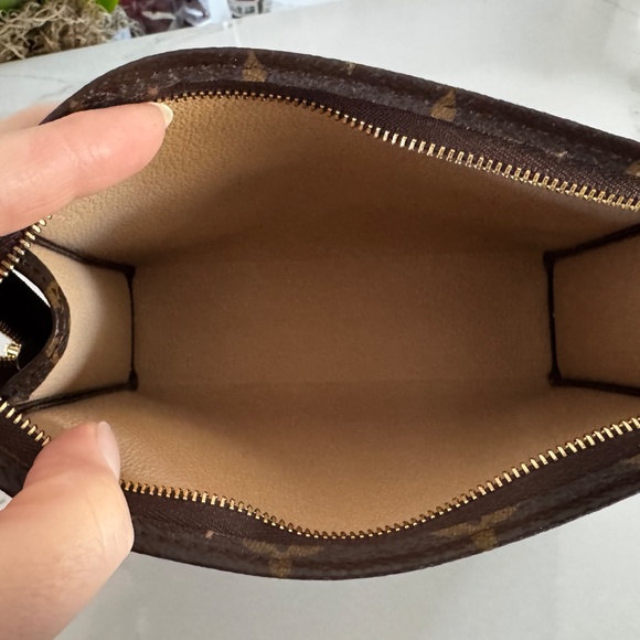 Louis Vuitton Monogram Toiletry 19 Pouch - Picture 5 of 6